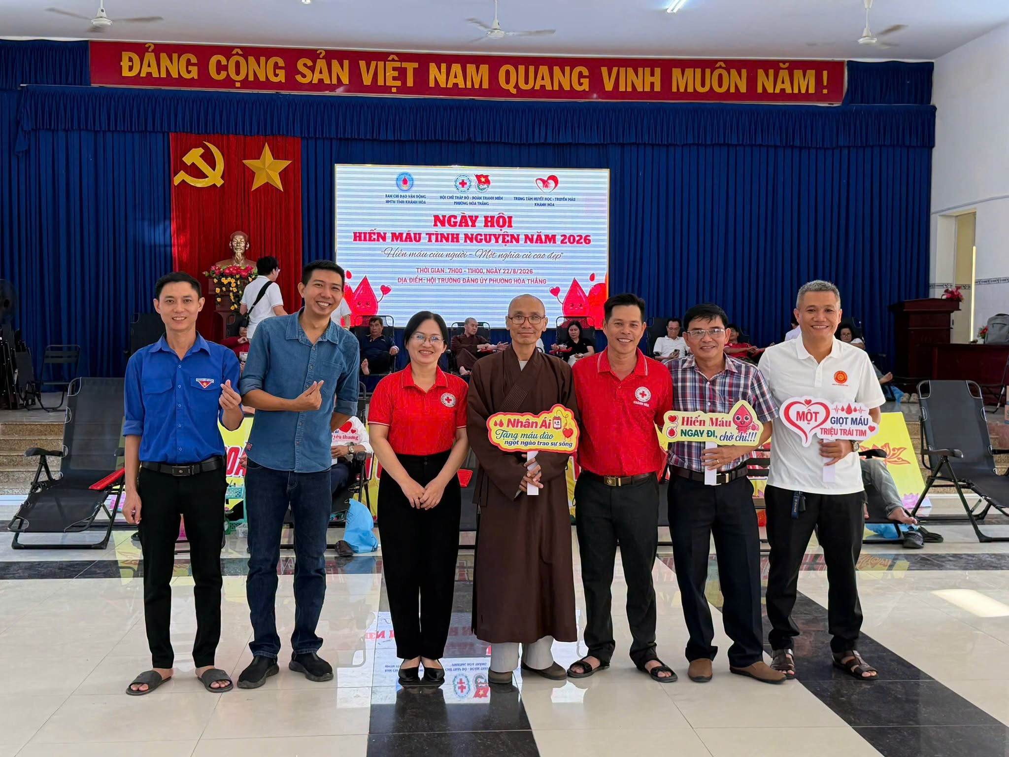Bí thư Đảng ủy phường Hòa Thắng tham gia hiến máu tình nguyện